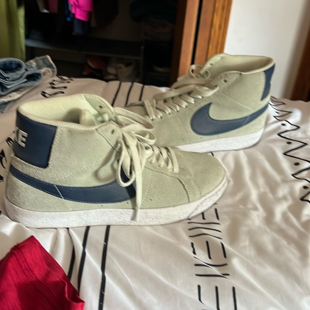Like new, wore less than a handful of times. Swade